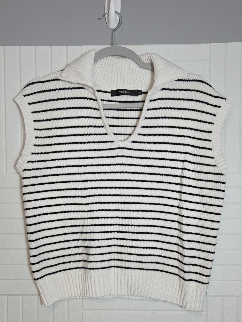 Zesica Black And White Striped Sleeveless Collared V Neck Sweater Vest Size S